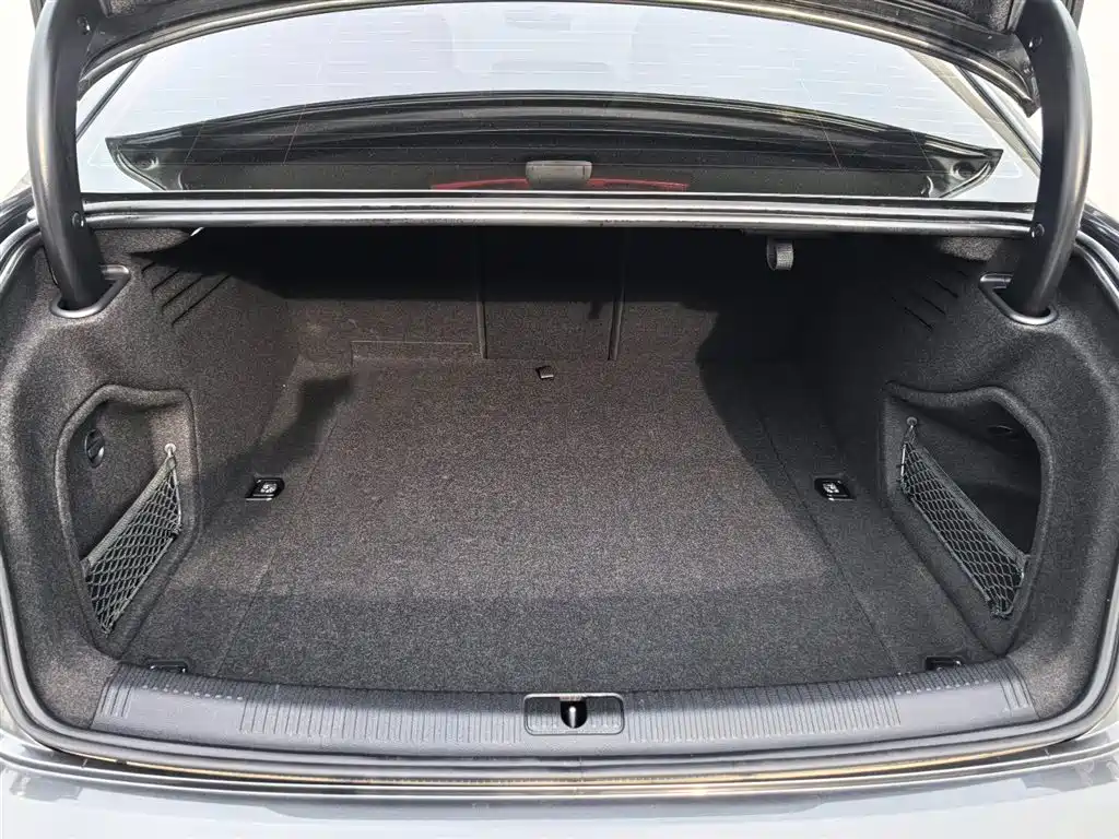 Audi A4L фото 9