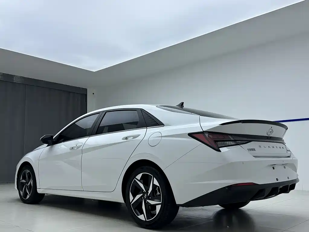 Hyundai Elantra фото 4