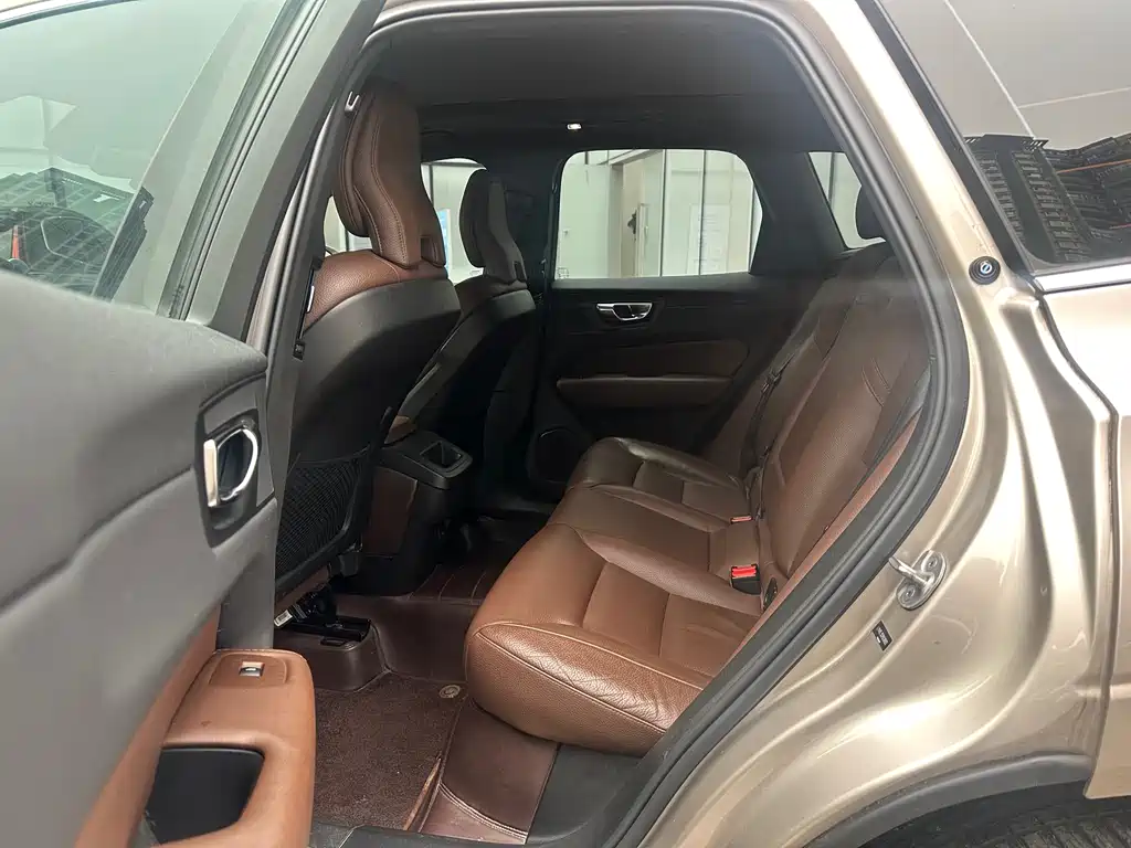 Volvo XC60 фото 9