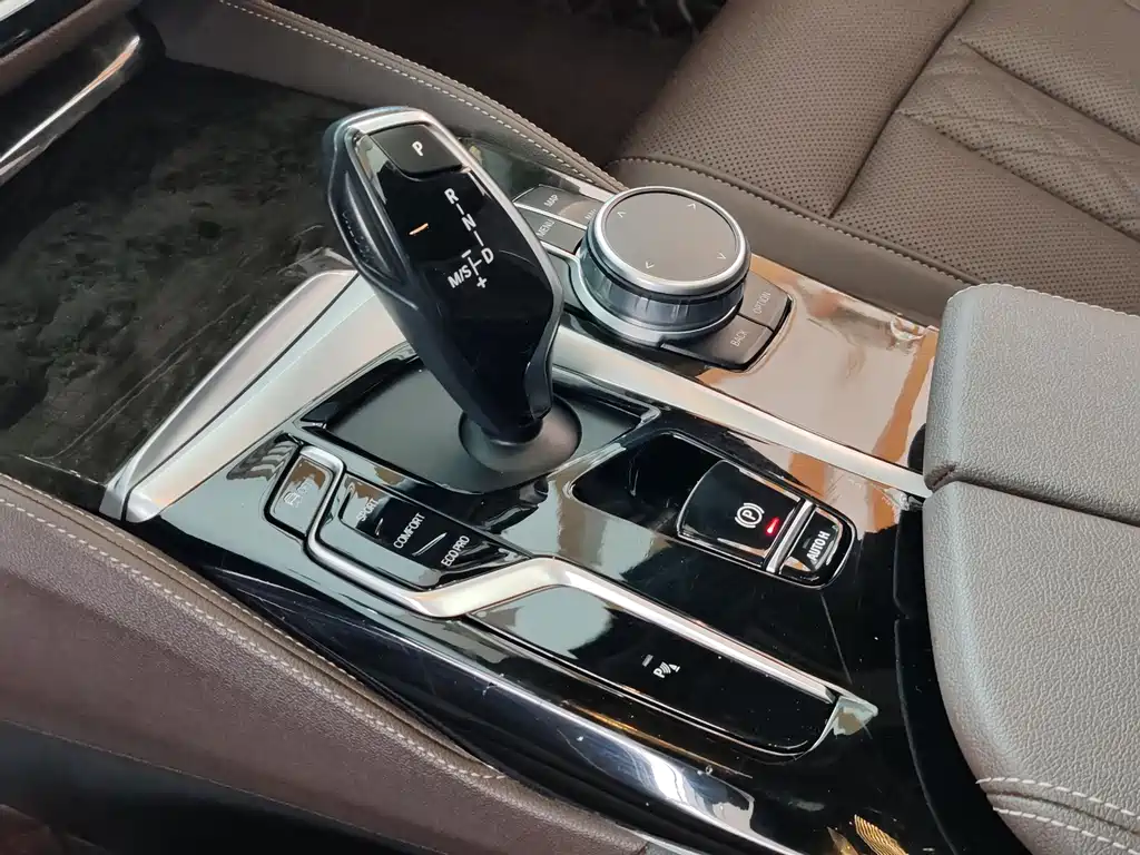 BMW 5 Series фото 11