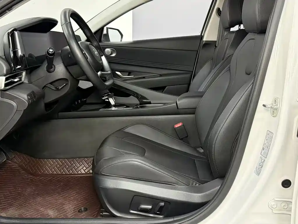 Hyundai Elantra фото 12