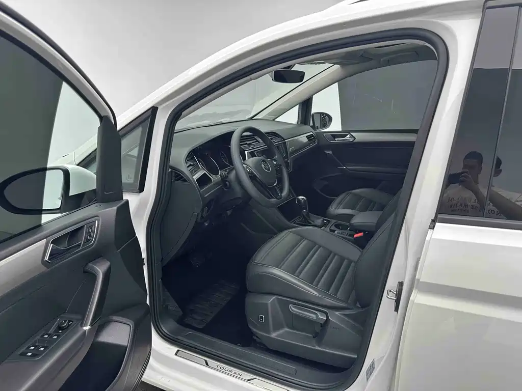Volkswagen Touran фото 9