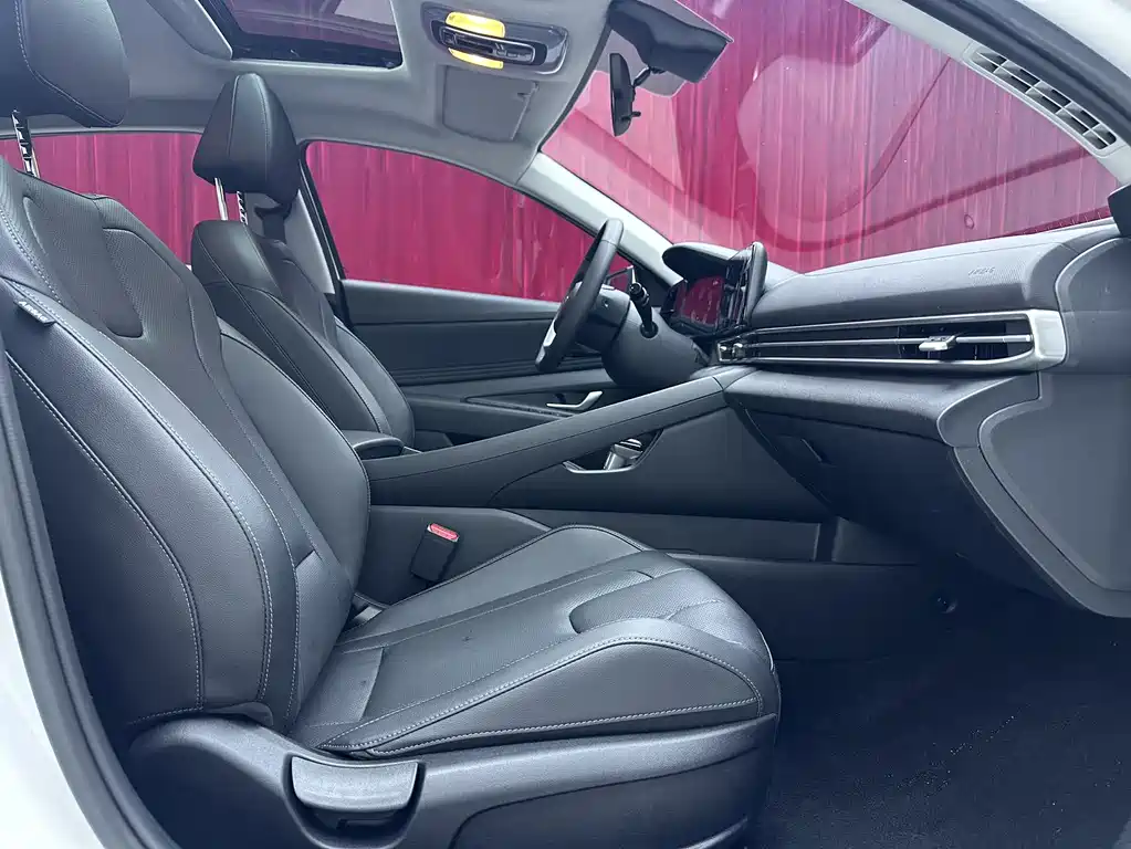 Hyundai Elantra фото 8