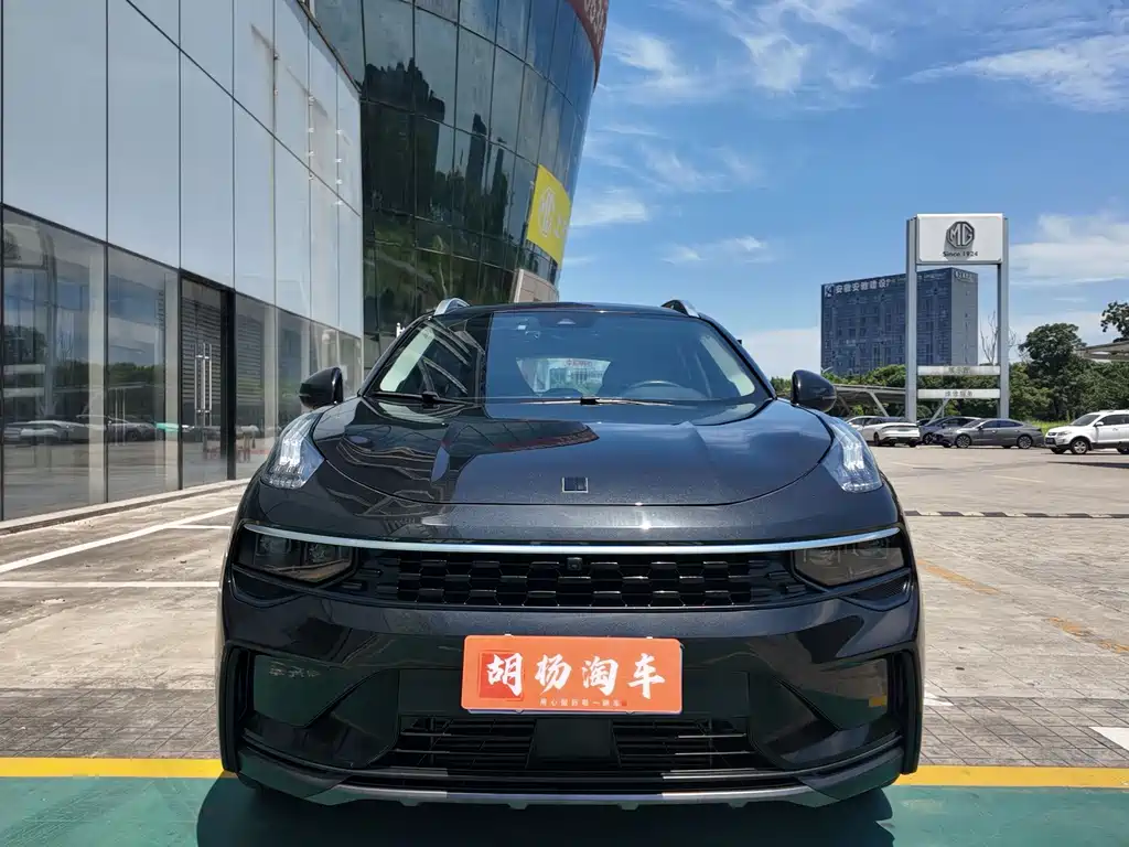 Lynk & Co 01 фото 3