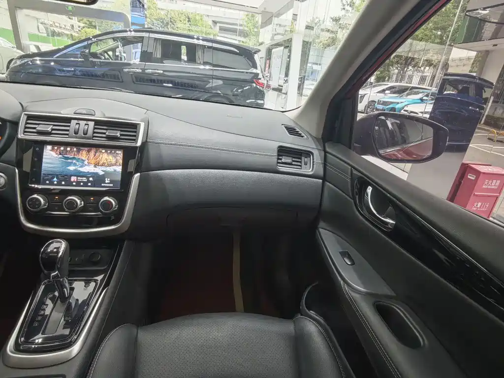 Nissan TIIDA фото 10