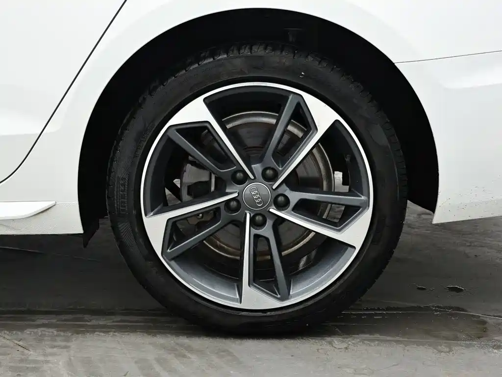 Audi A4L фото 9