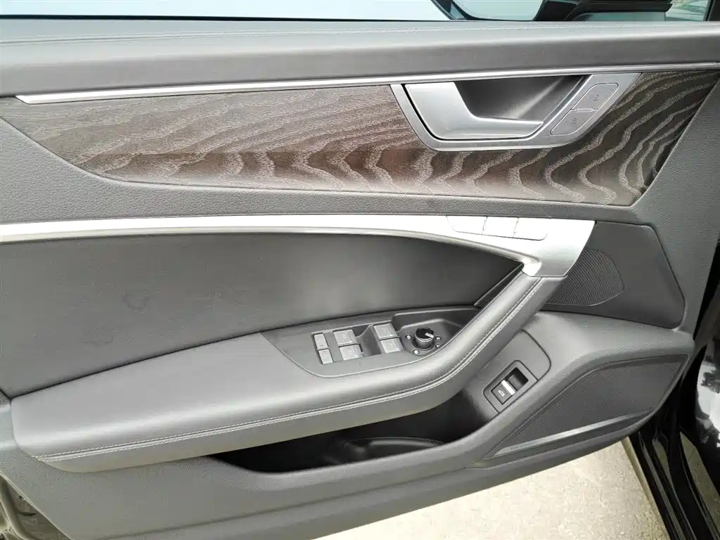 Audi A6L фото 7