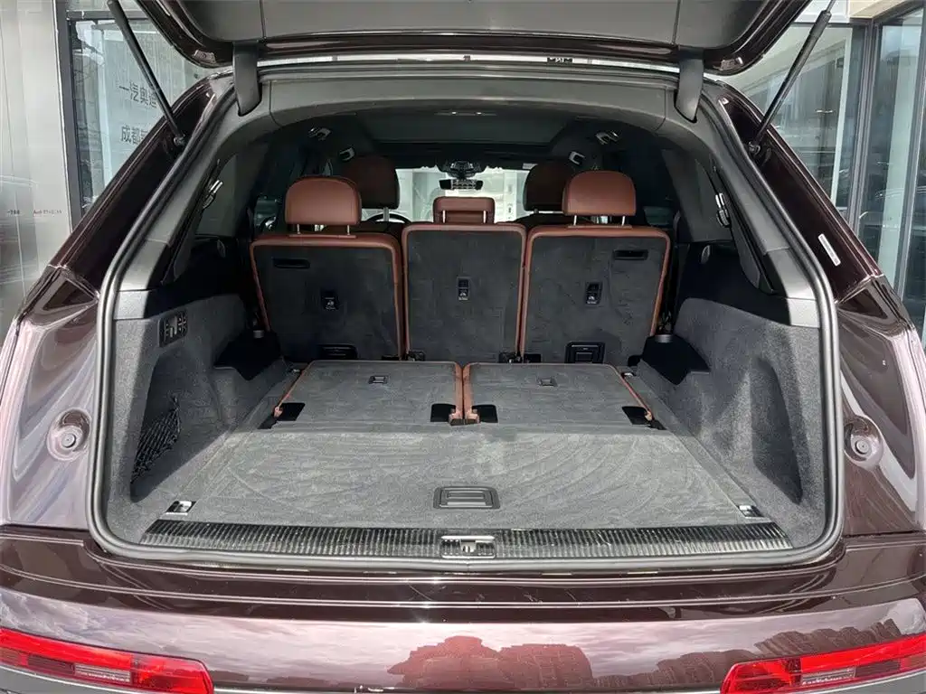 Audi Q7 фото 9