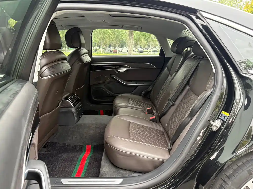 Audi A8 фото 7