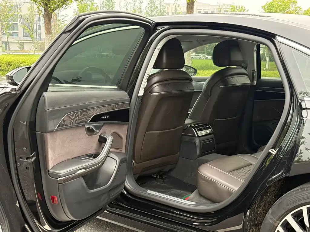 Audi A8 фото 8