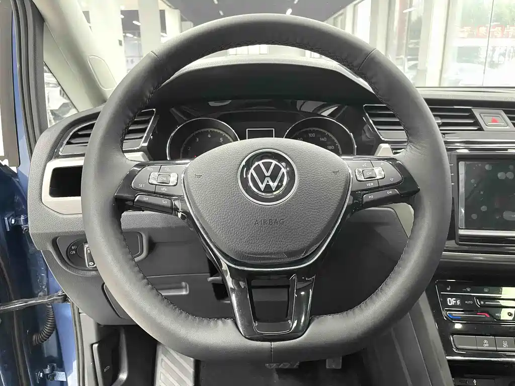 Volkswagen Touran фото 8