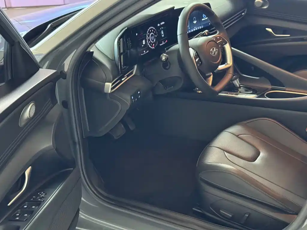 Hyundai Elantra фото 8