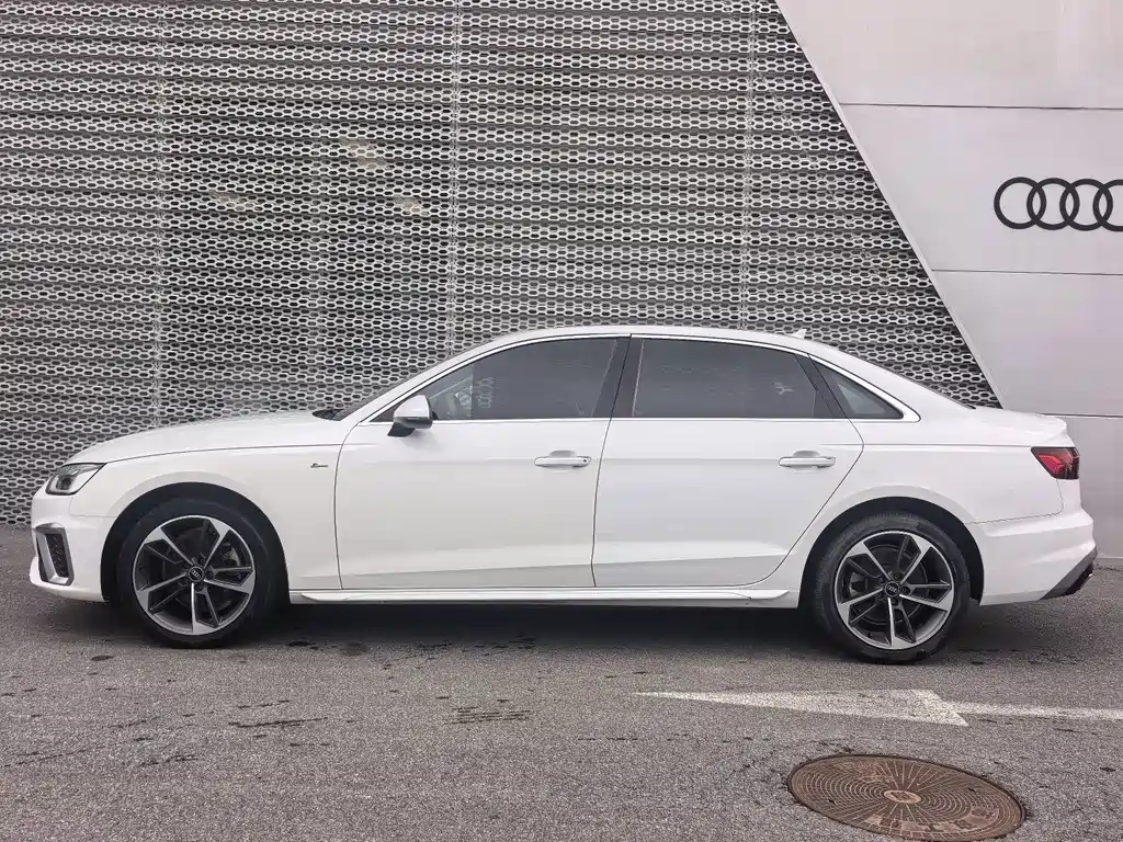 Audi A4L фото 2