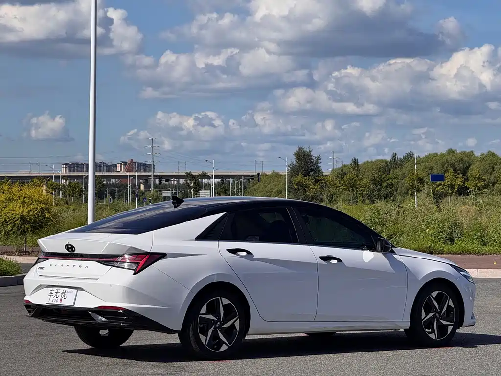 Hyundai Elantra фото 4