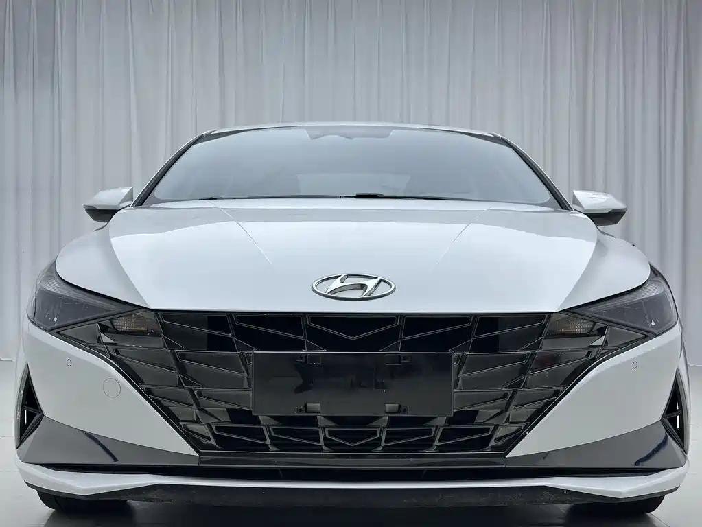 Hyundai Elantra фото 2