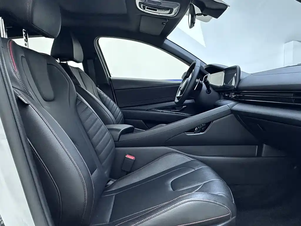 Hyundai Elantra фото 8