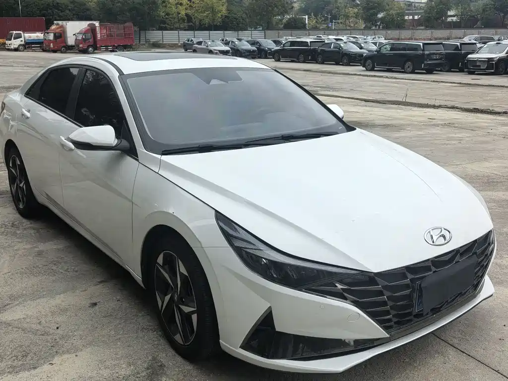 Hyundai Elantra фото 3