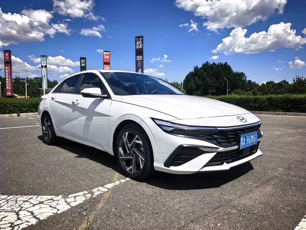 Hyundai Elantra фото 3