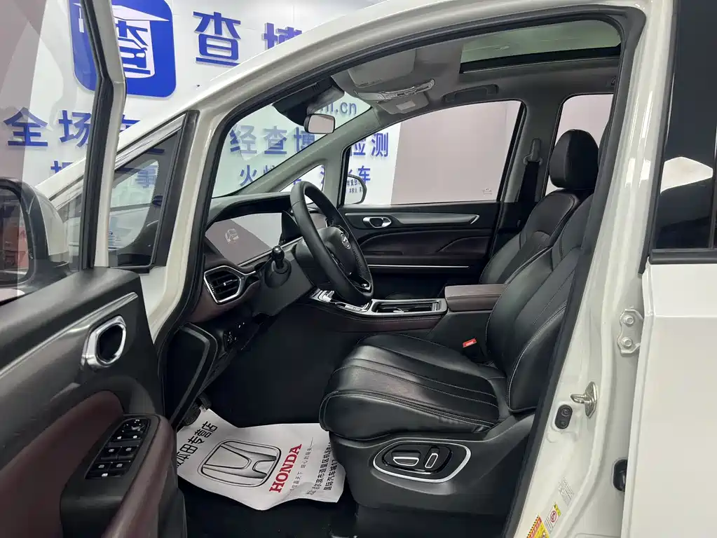 GAC Trumpchi M6 фото 7