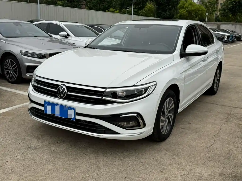 Volkswagen Bora 2023 — фото автомобиля