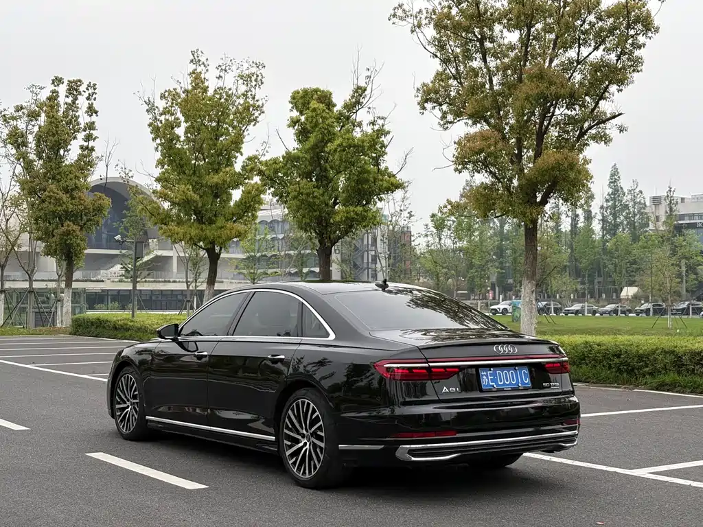 Audi A8 фото 6