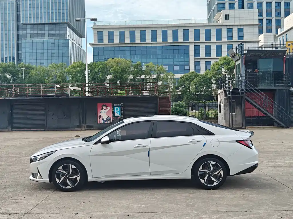 Hyundai Elantra фото 4