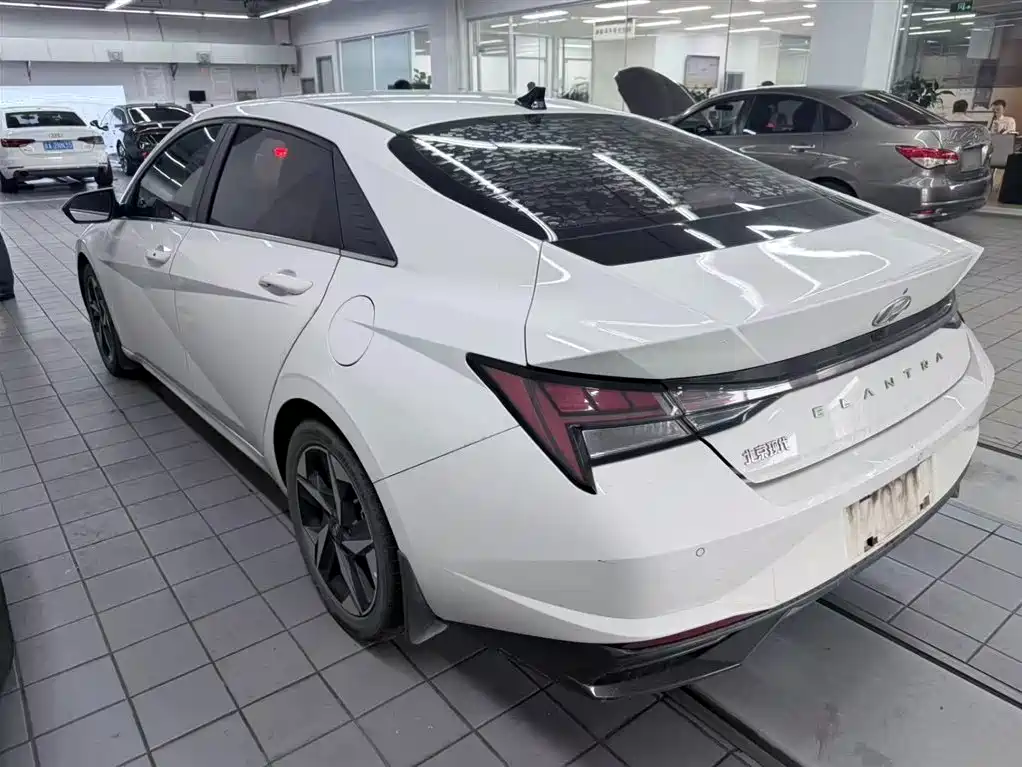 Hyundai Elantra фото 3