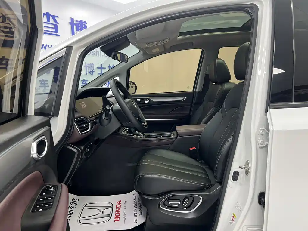 GAC Trumpchi M6 фото 7