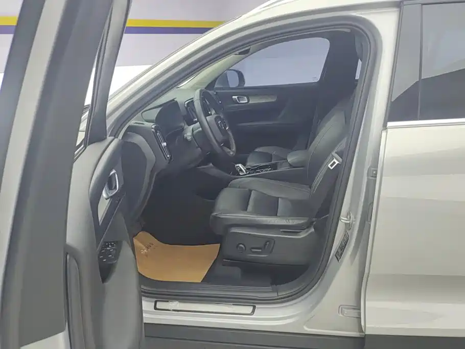 Volvo XC40 фото 9