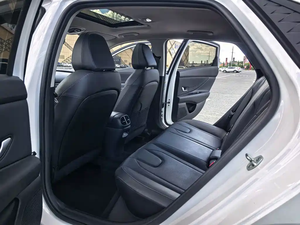 Hyundai Elantra фото 12