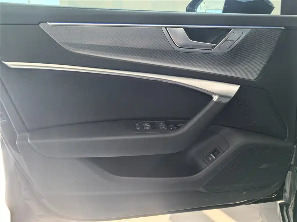 Audi A6L фото 10