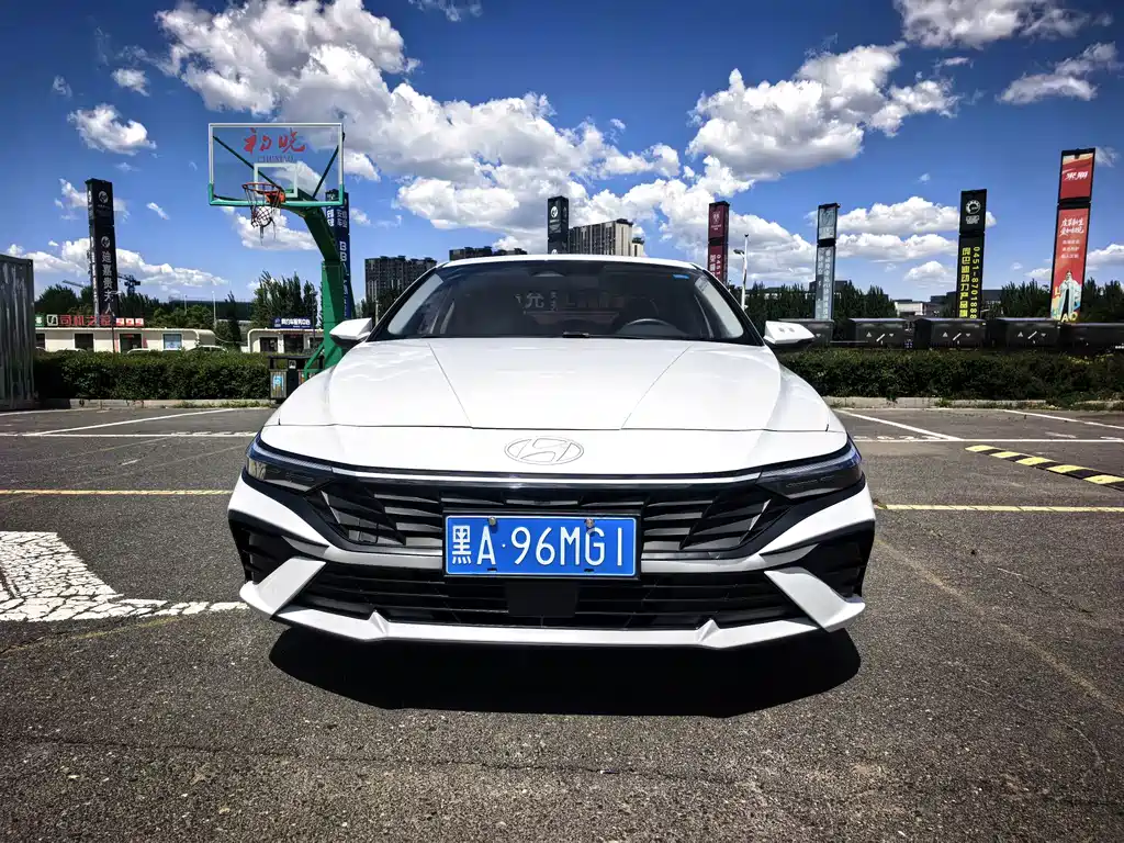 Hyundai Elantra фото 2