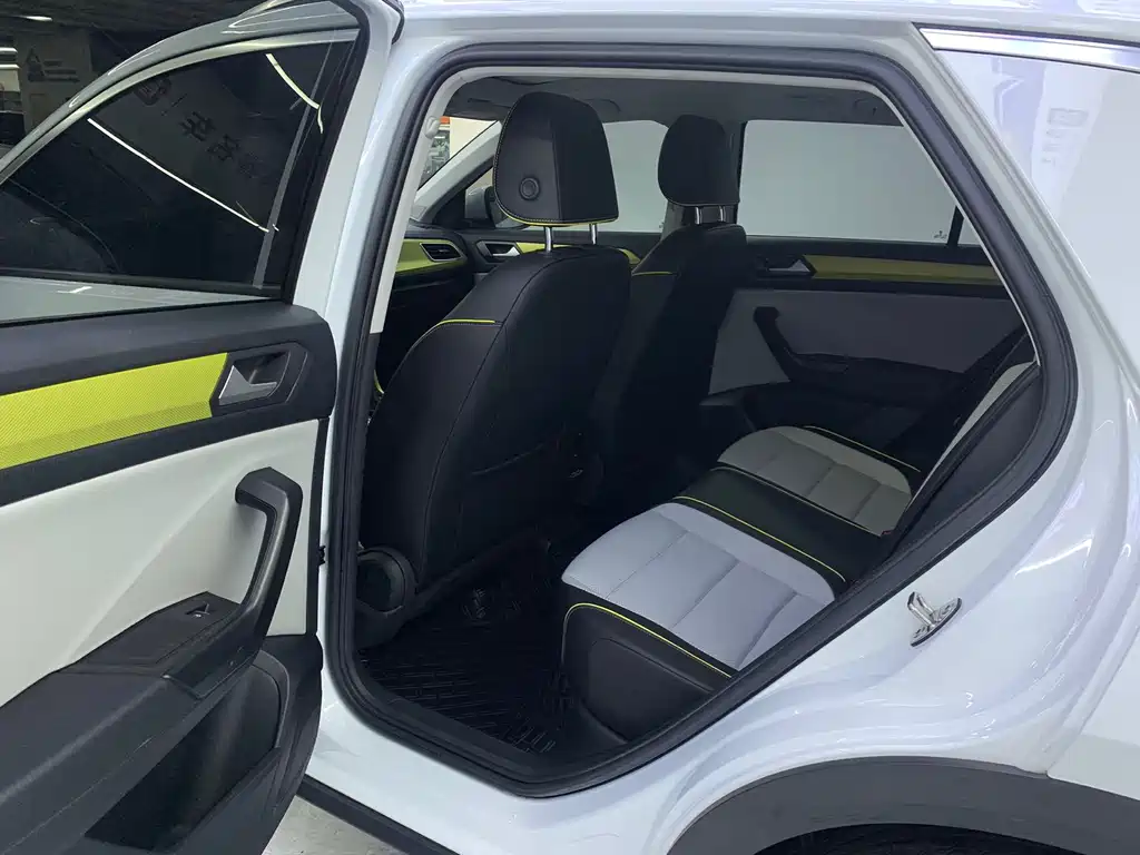 Volkswagen T-ROCTange фото 11