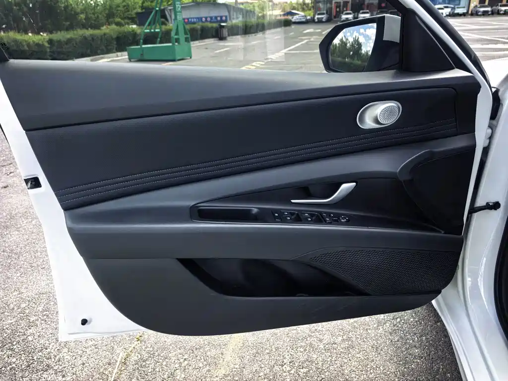 Hyundai Elantra фото 8