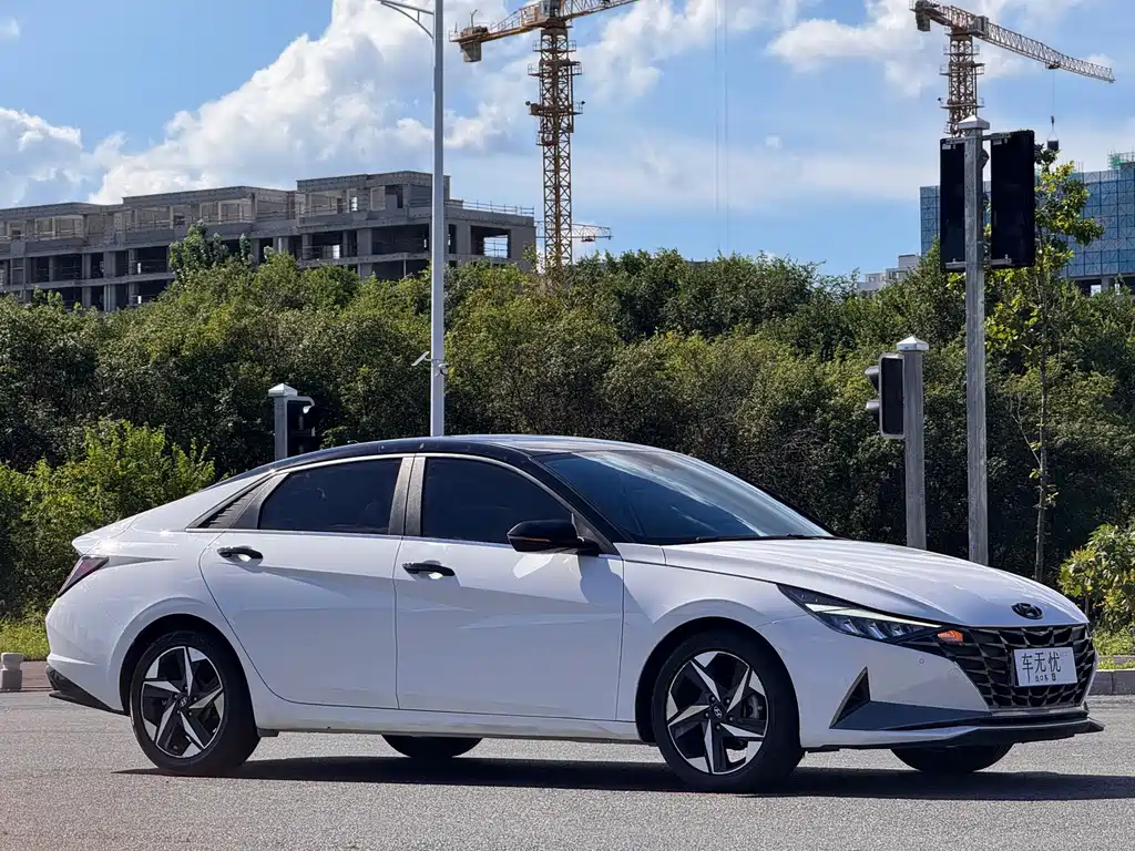 Hyundai Elantra фото 3