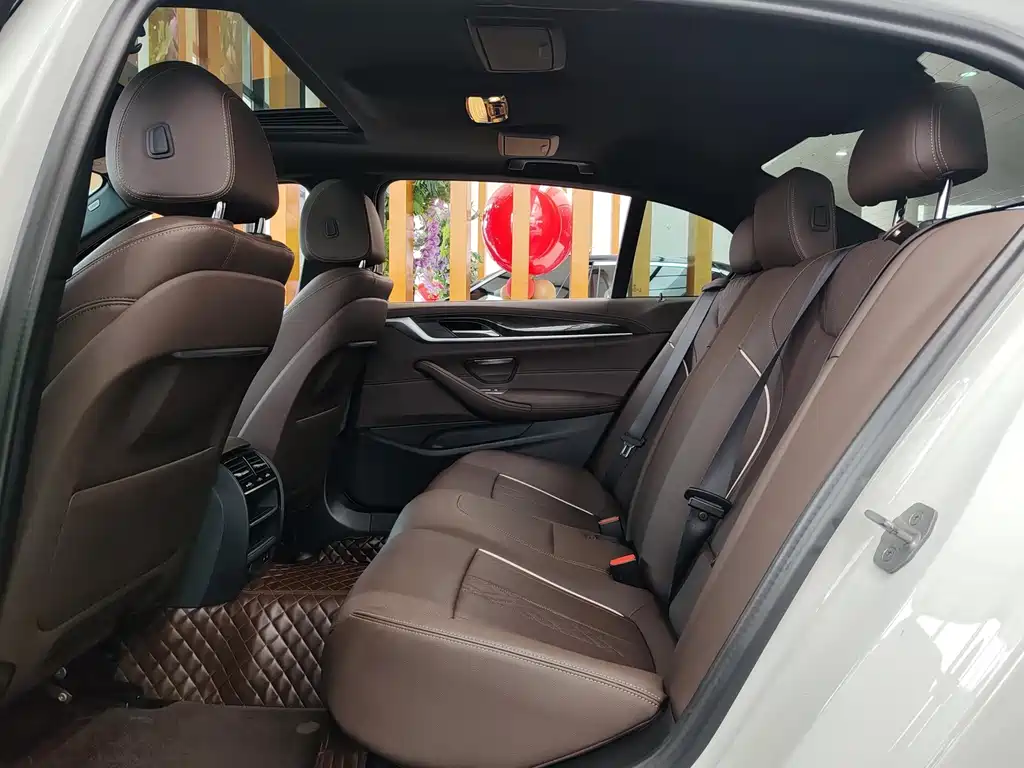 BMW 5 Series фото 8