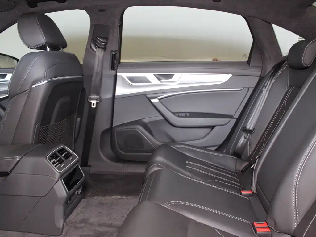 Audi A6L фото 10