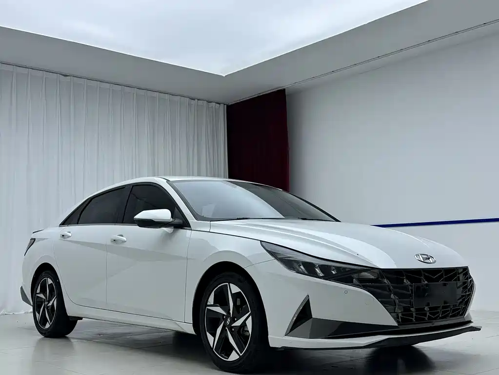 Hyundai Elantra фото 3