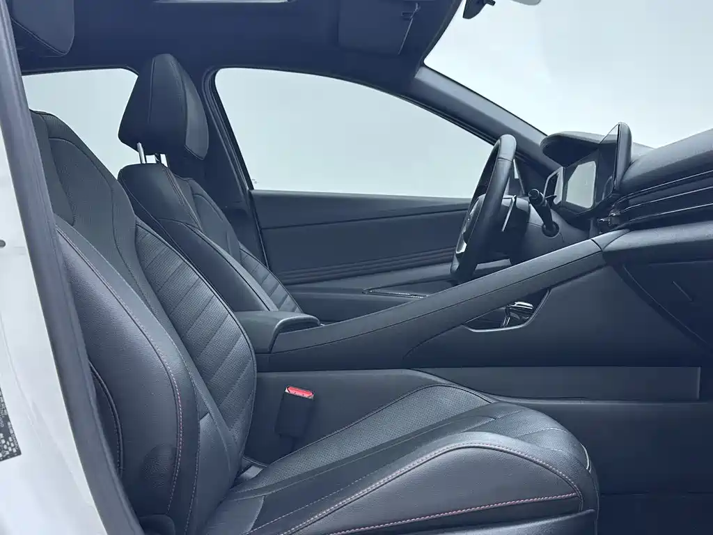 Hyundai Elantra фото 8