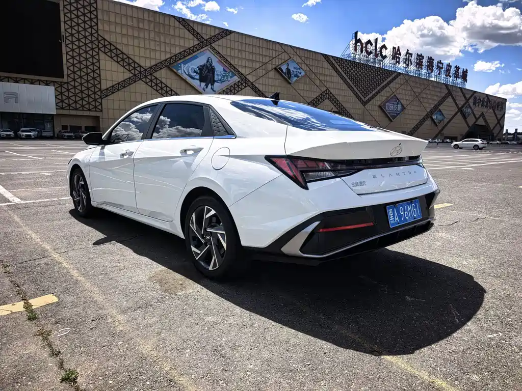 Hyundai Elantra фото 4