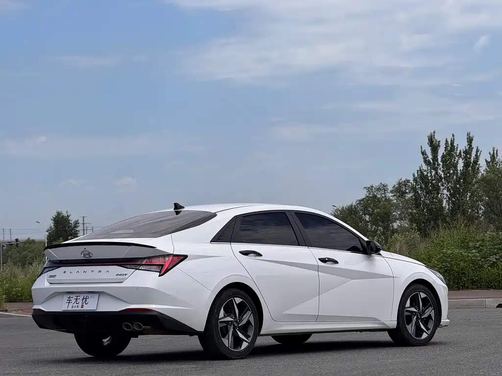 Hyundai Elantra фото 4