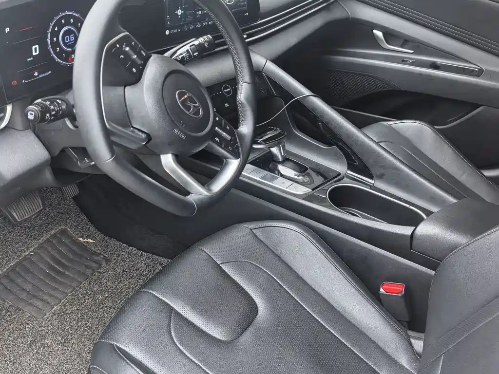 Hyundai Elantra фото 4