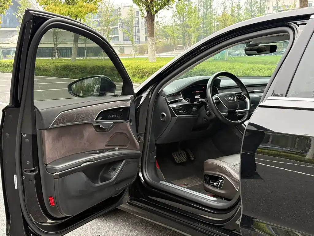 Audi A8 фото 10
