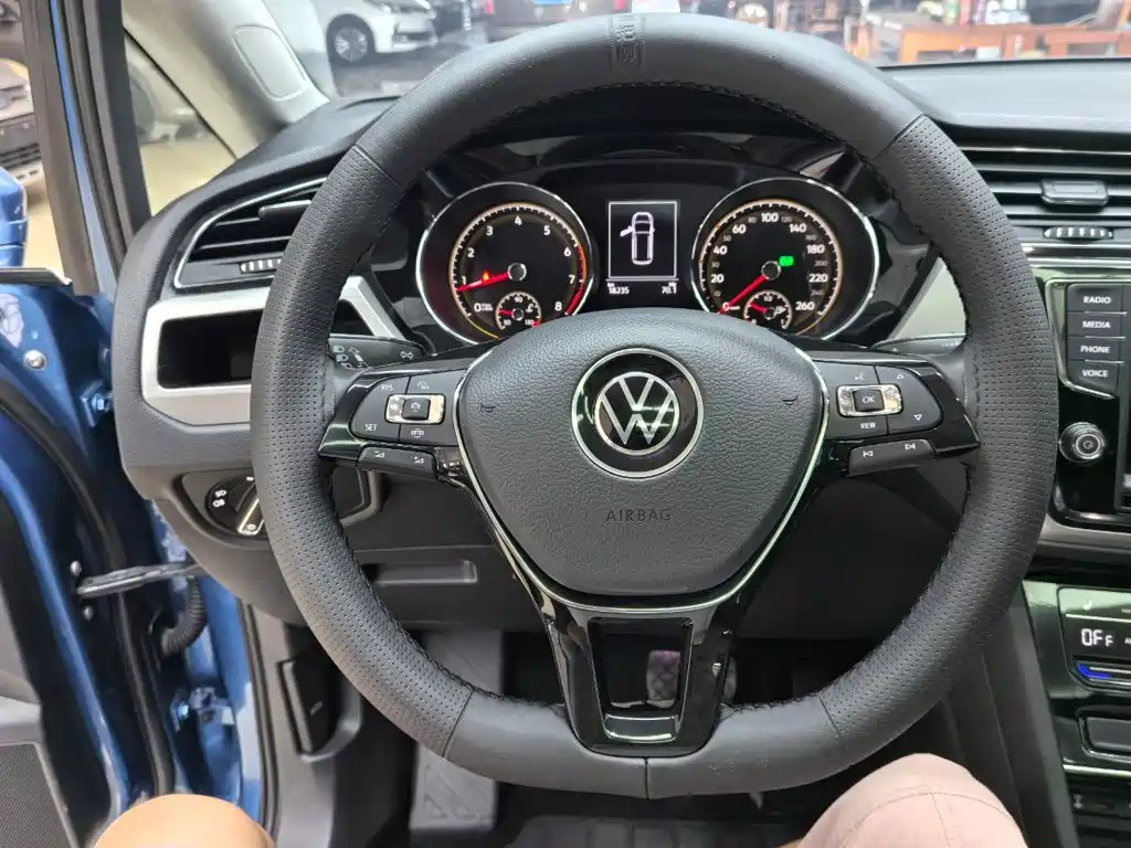 Volkswagen Touran фото 11