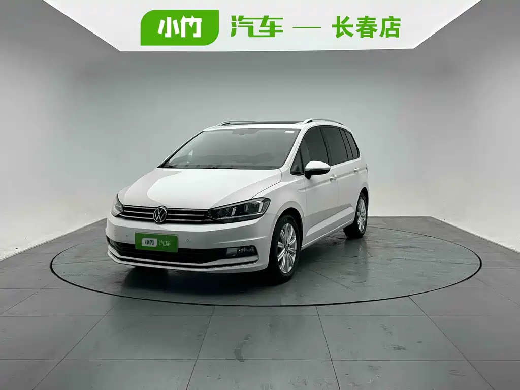 Volkswagen Touran 2023 — фото автомобиля