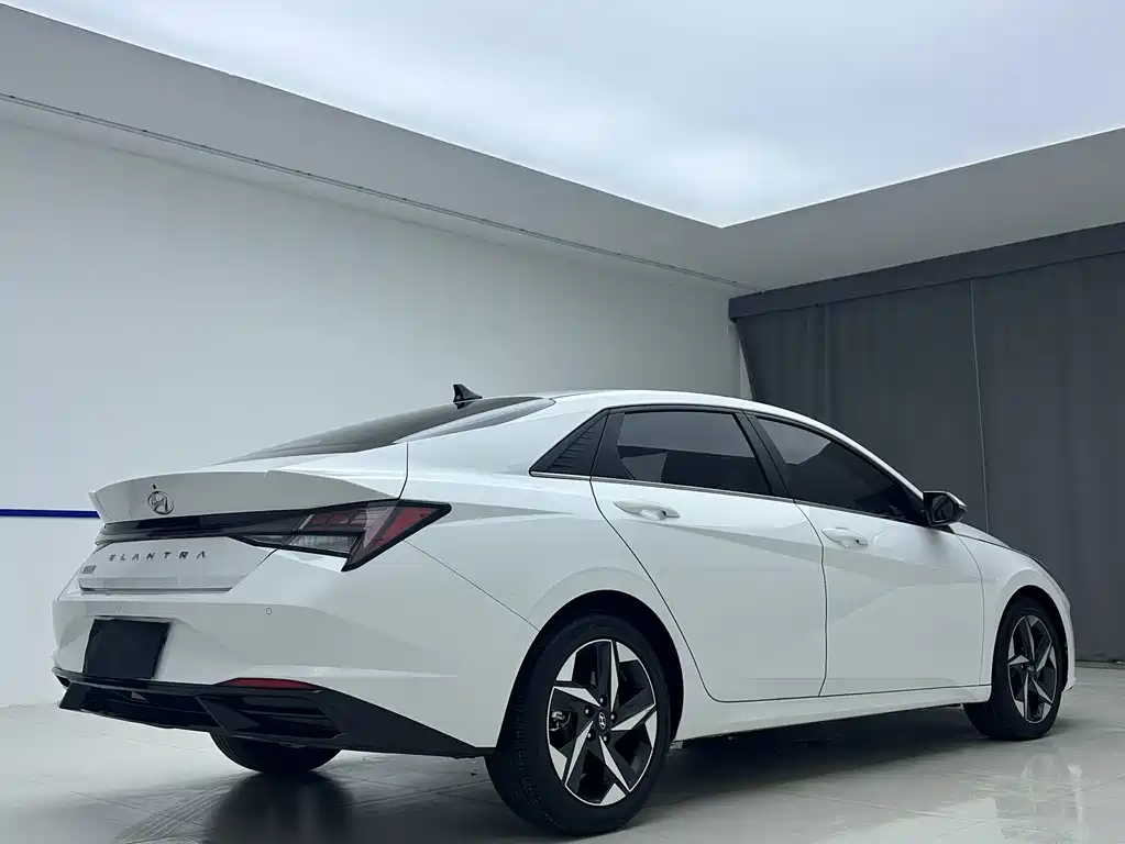 Hyundai Elantra фото 6