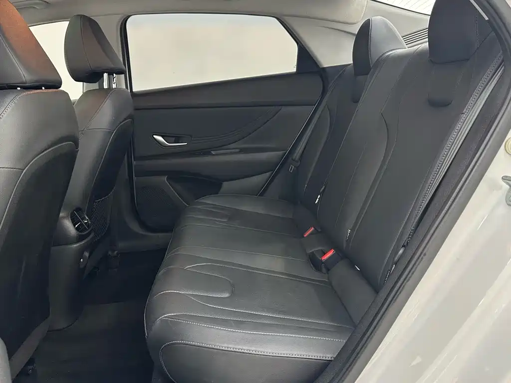 Hyundai Elantra фото 8