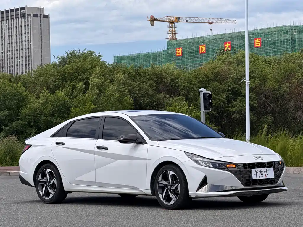 Hyundai Elantra фото 3