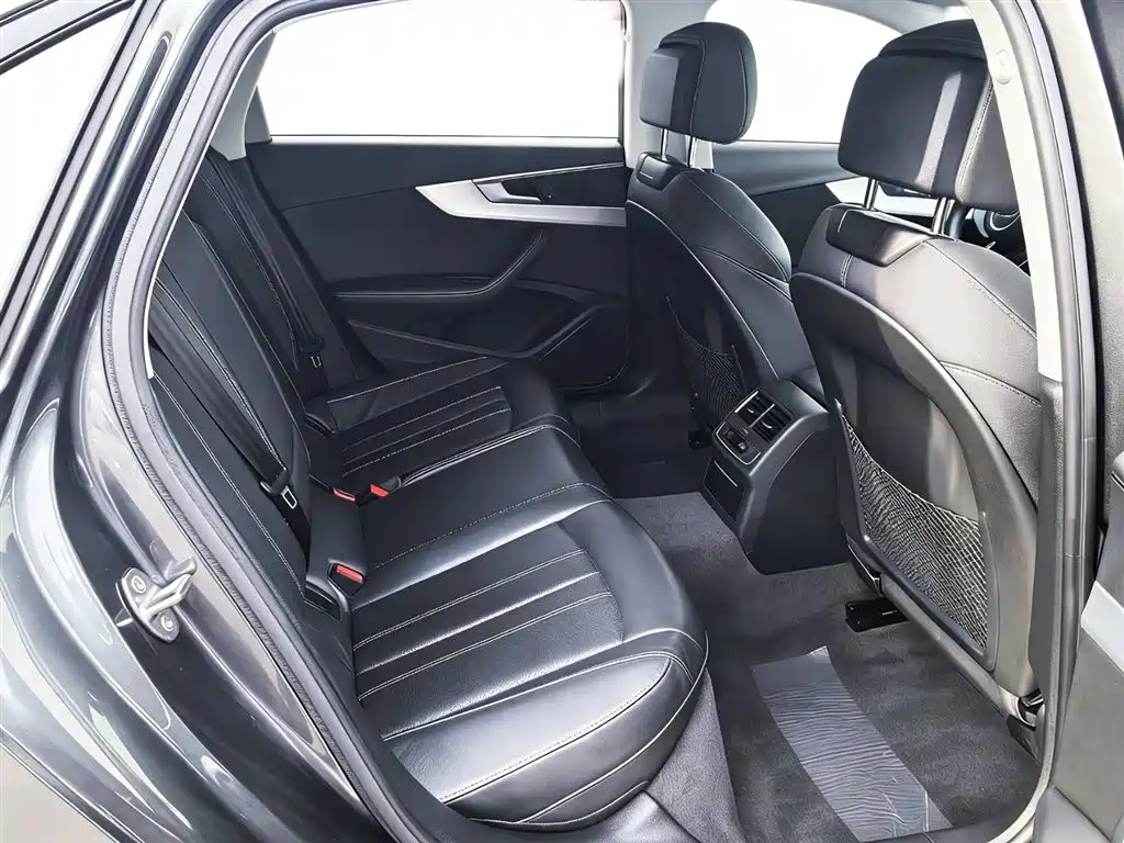 Audi A4L фото 7