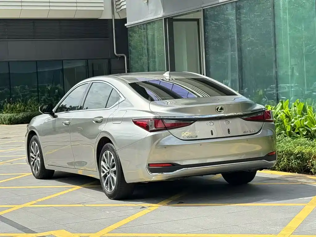 Lexus ES фото 9